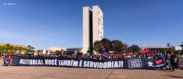 Professores em protesto durante greve nacional em Brasília